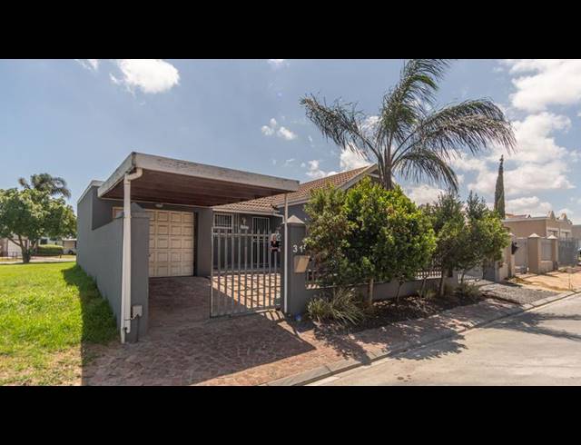 3 BEDROOM TOWNHOUSE FOR SALE IN VREDEKLOOF EAST